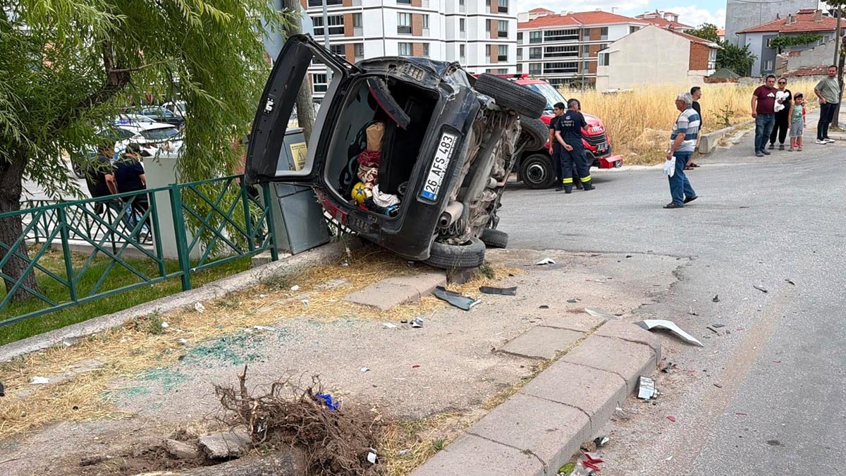 Minibüs ile otomobil çarpıştı, 8 yaralı