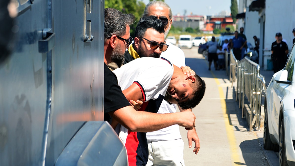 Husumetlisine tabancayla ateş açıp, kaldırımdaki yayayı öldüren şüpheli tutuklandı