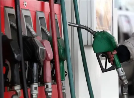 Bu zamla birlikte gece yarısı pompa alev aldı!Küresel piyasalarda tırmanan gerilim ve petrol stoklarındaki azalma, akaryakıt fiyatlarını yeniden yükseltti. Gece yarısı itibarıyla motorinin litre fiyatına 4,20 TL zam yapıldı.