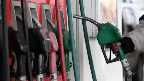 Motorine indirim geliyor!Ortadoğu'da gerilimin azalmasıyla beraber petrol fiyatlarında yaşanan gerileme akaryakıt fiyatlarını etkiliyor. Motorinin litre fiyatında 2,95 liralık indirim bekleniyor.