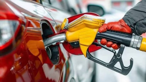 Akaryakıta ÖTV düzenlemesi geliyorMaliye, enflasyonla mücadele adımları kapsamında motorinde ÖTV indirimi kararı aldı. Akaryakıt fiyatlarını doğrudan etkileyecek düzenlemenin bu gece Resmi Gazete’de yayımlanması bekleniyor.