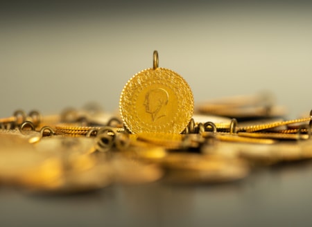Altının 5 bin doları göreceği tarih açıklandıKüresel finans devi HSBC, altın piyasasına yönelik yeni tahmin raporunu yayımladı. Kısa vadeli baskılara rağmen ons altının 5 bin dolar eşiğini aşacağı tarihi tahmin eden banka, önümüzdeki yıllara ilişkin rekor fiyat hedeflerini paylaştı. İşte detaylar...