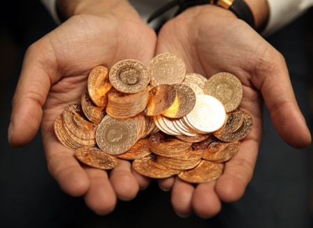 Altında 500 dolarlık sıçrama için tarih verildiOcak ayında kaydedilen tarihi zirvenin ardından altın piyasasında yaşanan geri çekilme analiz edildi. Hazırlanan son raporda, fiyatlardaki sert düzeltmenin arkasında yatan üç temel etken açıklanırken, 2027 yılının ikinci çeyreğine ilişkin yeni fiyat hed
