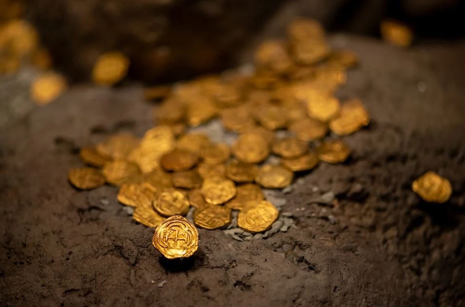 Denizin dibinde 400 altın sikke buldular ama  bugüne kadar sırrı çözülememişti