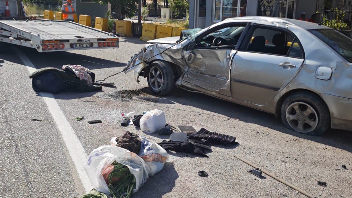 Kamyonla otomobil çarpıştı: 1 çocuk öldü, 3 yaralı