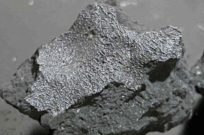 Evin yatak odasına düşen meteorda 'uzay kimyasalı' bulundu: Yetkililer alarma geçti