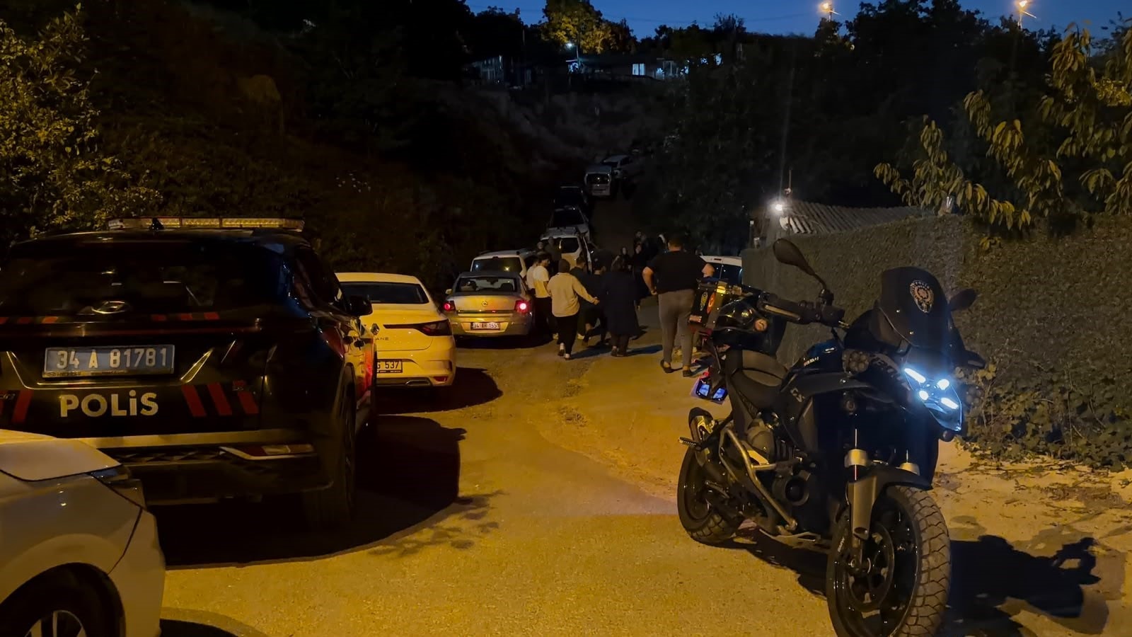 Arnavutköy'de boşandığı eşi ve oğlunu öldürüp yaşamına son verdi