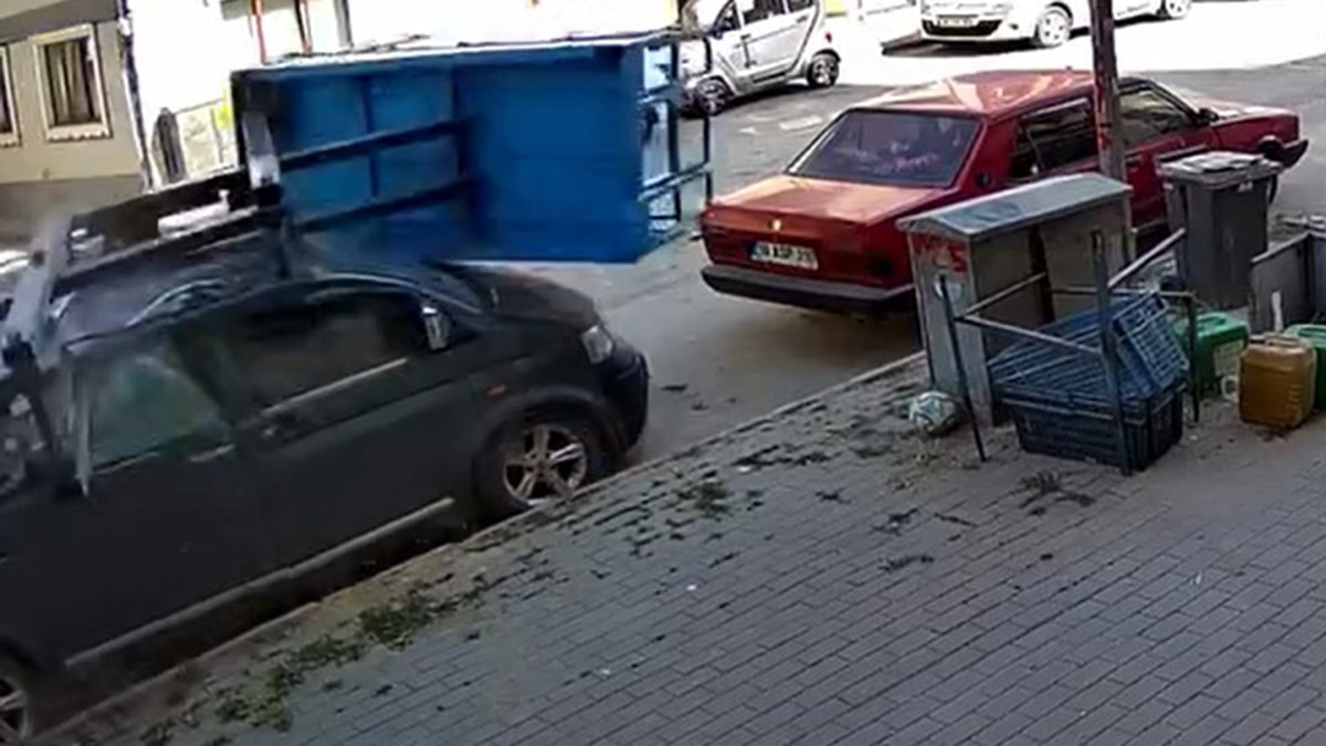 Asansör minibüsün üstüne devrildi! O anlar kamerada