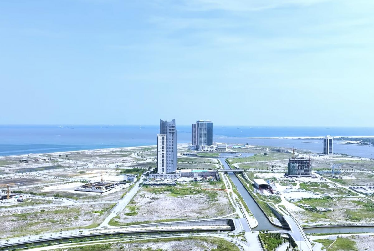 Okyanusun kumlarını çekip ortasına sıfırdan şehir kuruyorlar