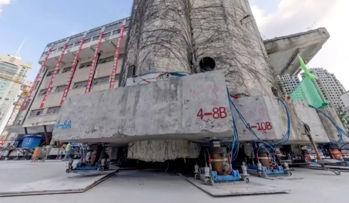 7.600 tonluk binayı yerinden kaldırıp 18 gün boyunca taşıdılar