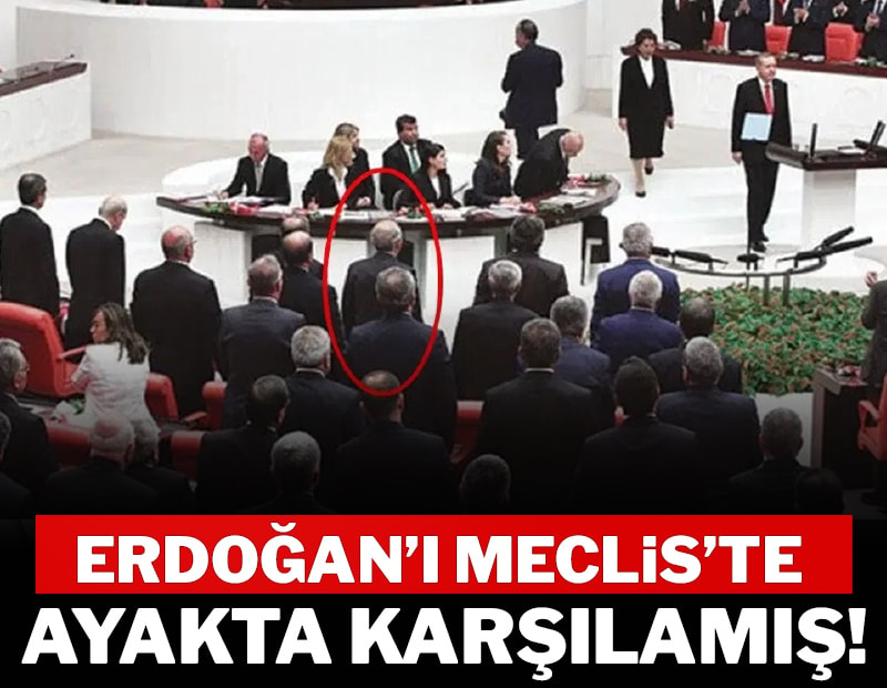 Ayağa kalkmadık dedi, fotoğraf yalanladı