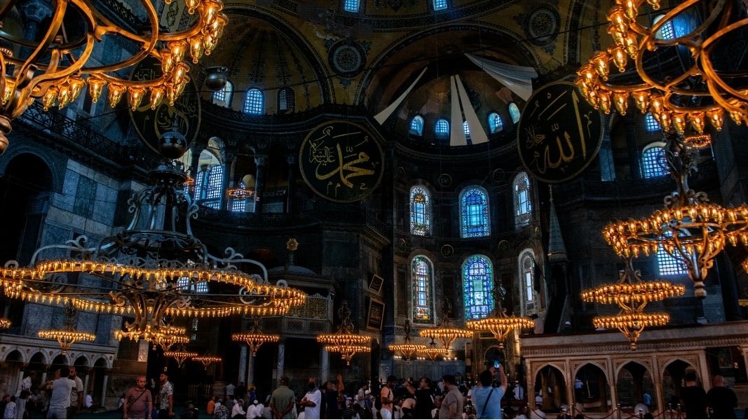 'Ayasofya'da İncil okudular' iddiası: İki Rus gözaltına alındı
