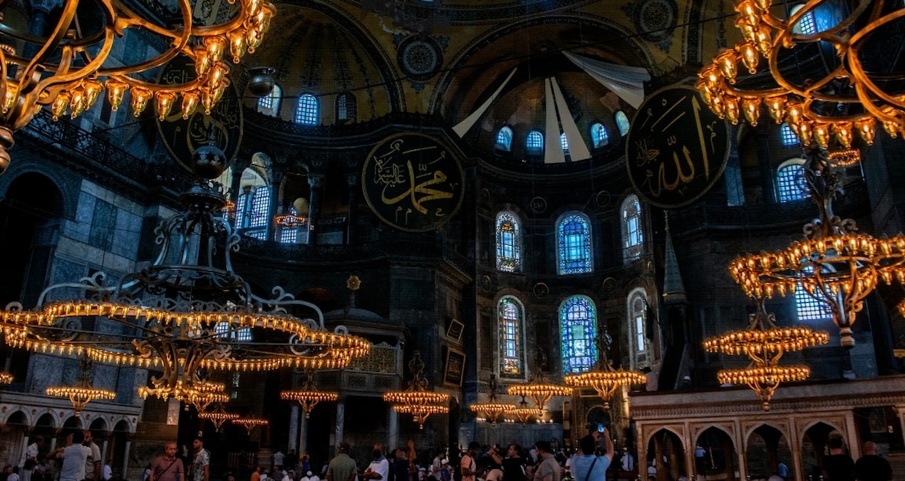 Rus basınının iddiası: Ayasofya’da İncil okuyan iki Rus vatandaşı gözaltına alındı