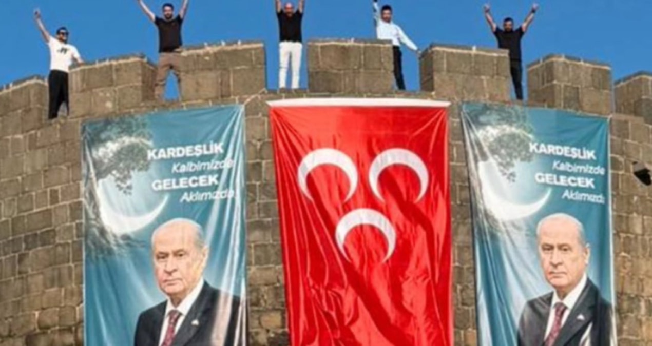 DEM Parti’nin kalesine Bahçeli pankartı asıldı: Surların üzerinde ülkücü selamı verdiler