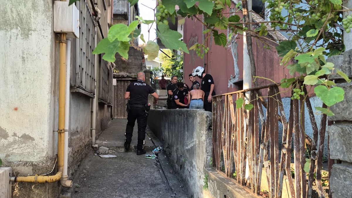 Komşuların balkon yıkama kavgasında: 3 yaralı