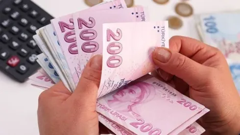 Emeklileri kapma yarışındaki bankalar kesenin ağzını açtıFinans sektöründe emekli maaşı promosyon rekabeti Temmuz 2026 itibarıyla yeniden alevlendi. SSK, Bağ-Kur ve Emekli Sandığı mensuplarını bünyesine katmak isteyen finans kuruluşları, sundukları ek imkanlarla toplam ödül miktarını 30 bin lira sev