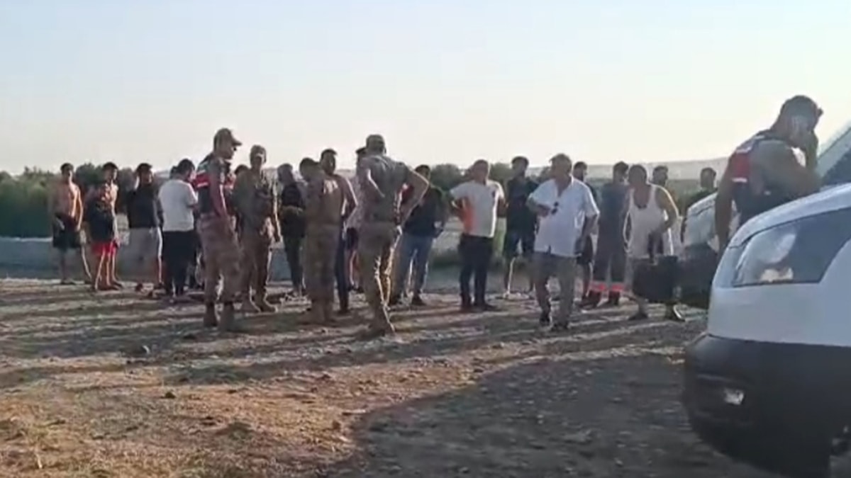 Çaya giren çocuk boğuldu, babasını ekipler kurtardı