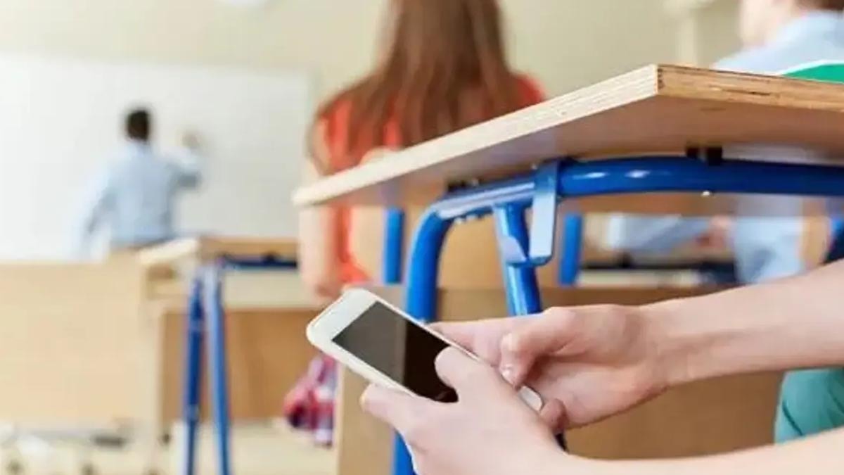 Bir ülkede daha okullarda telefon yasağı