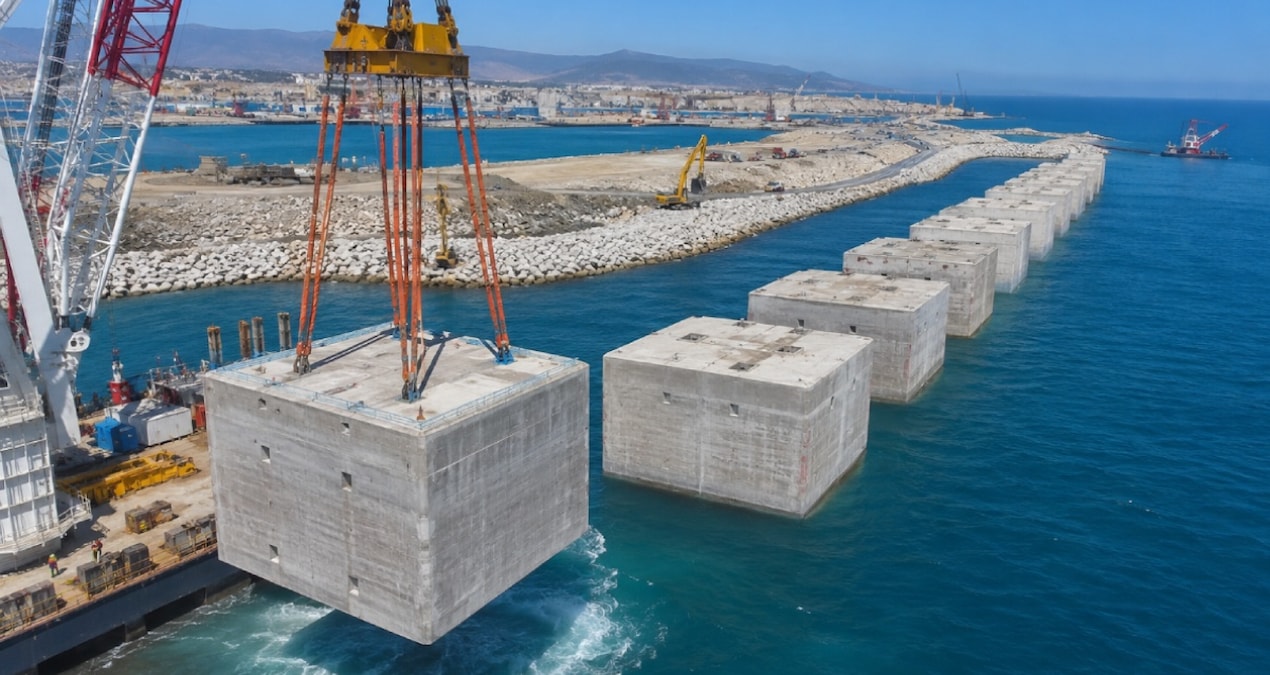 8 bin 500 tonluk dev beton bloklar tek tek denize indirildi