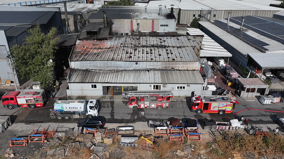 Bursa’da kumaş fabrikasında yangın: Alevler büyümeden kontrol altına alındı