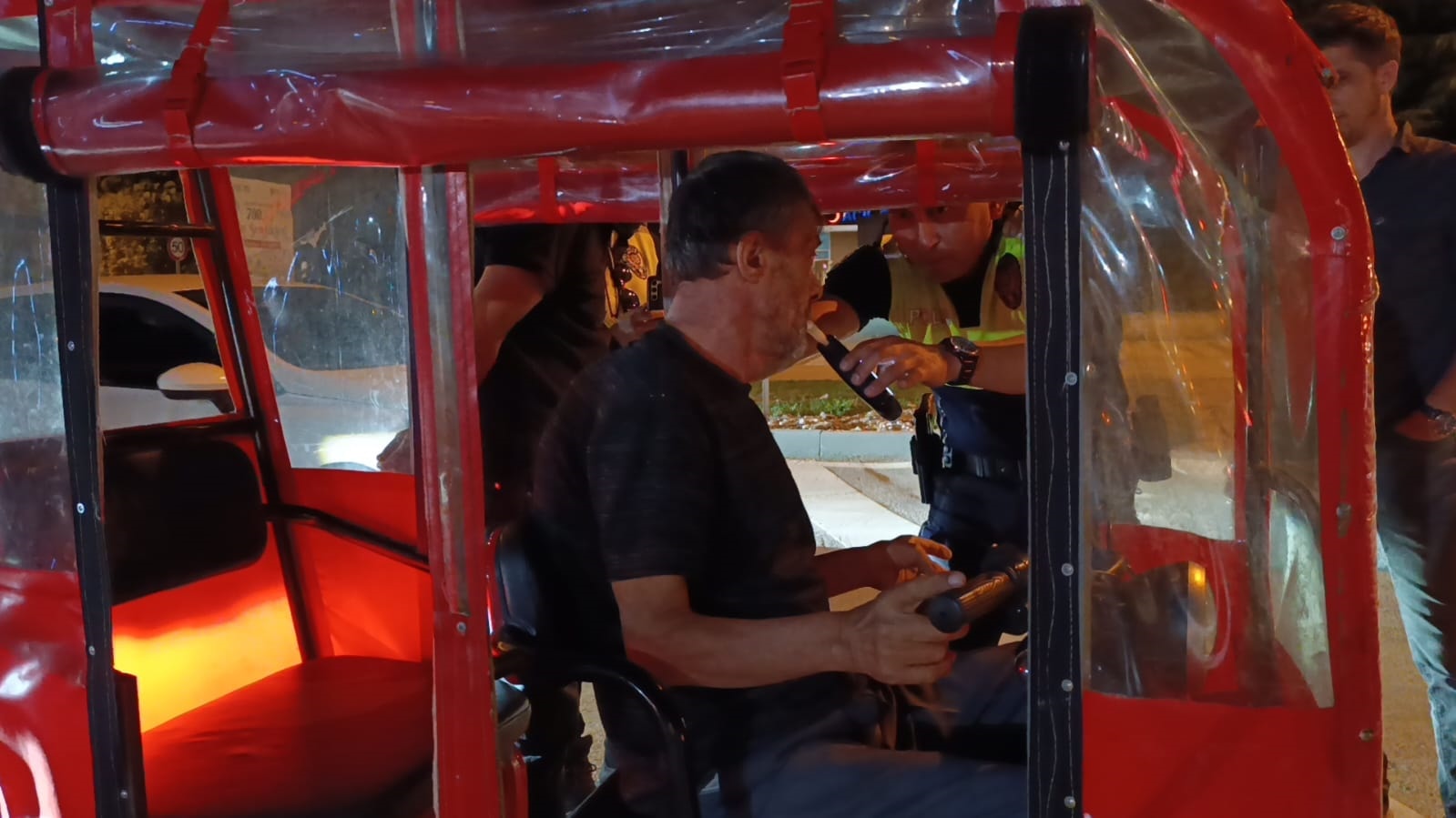 Polis yarım saat uğraştı! Alkolmetreyi üflememek ona servete mal oldu