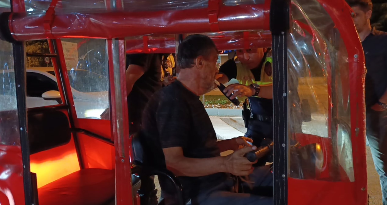 Polis yarım saat uğraştı! Alkolmetreyi üflememek ona servete mal oldu