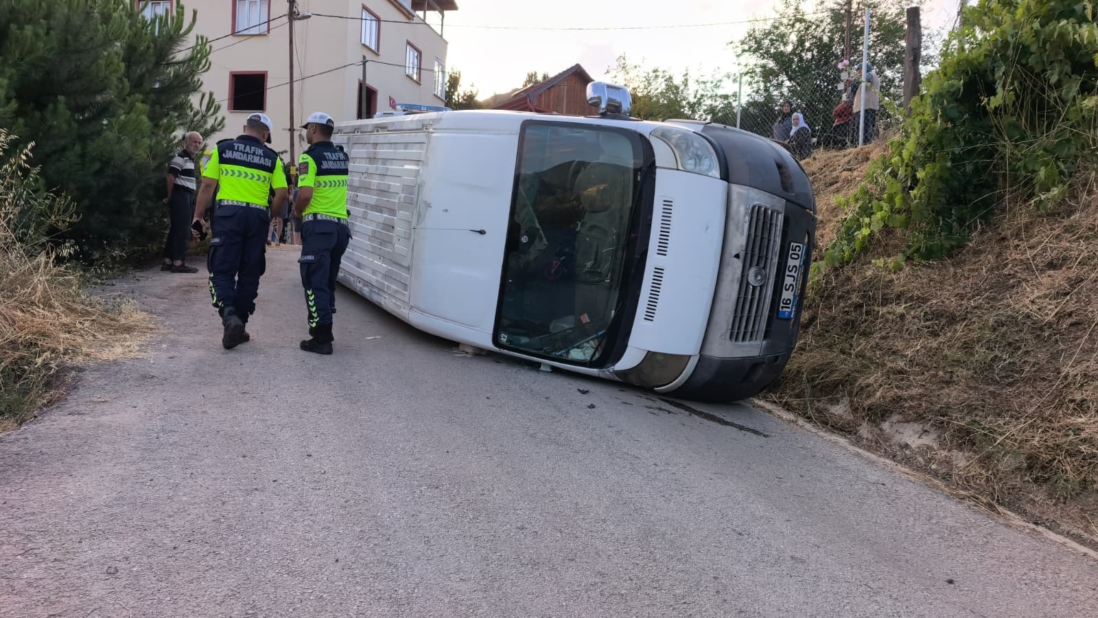 Servis minibüsü devrildi; 7 işçi yaralandı