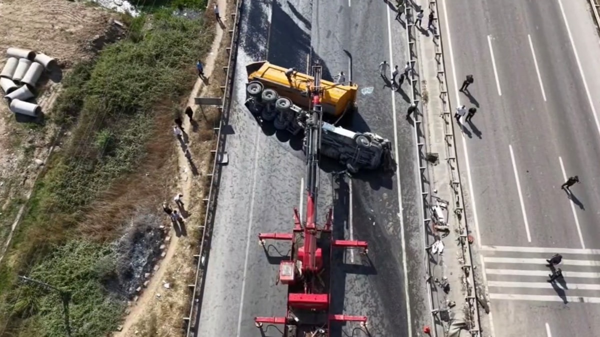 Facianın eşiğinden dönüldü: Hafriyat kamyonu takla atıp karşı şeride devrildi