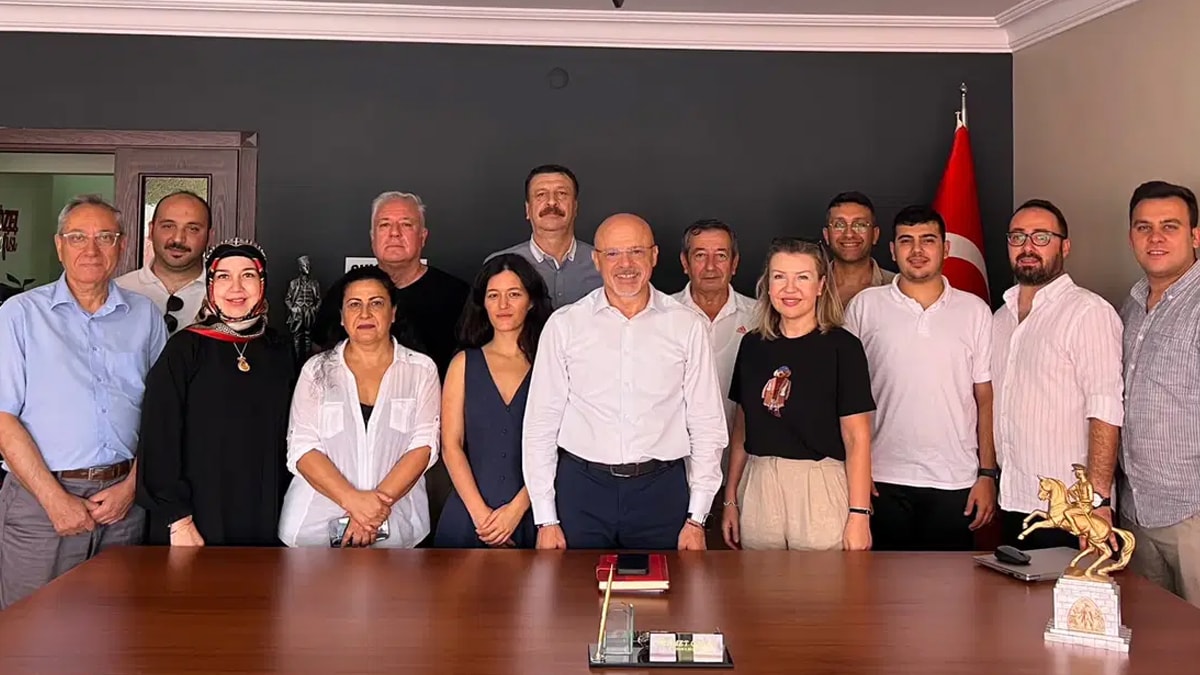 CHP'de bir toplu istifa daha! İl başkanı ve yönetimi YENİ Parti'ye geçti