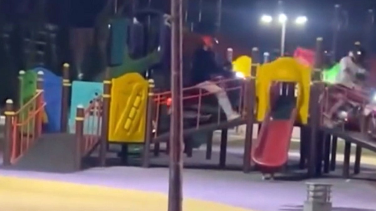 Çocuk parkını piste çeviren kuryelere ceza yağdı