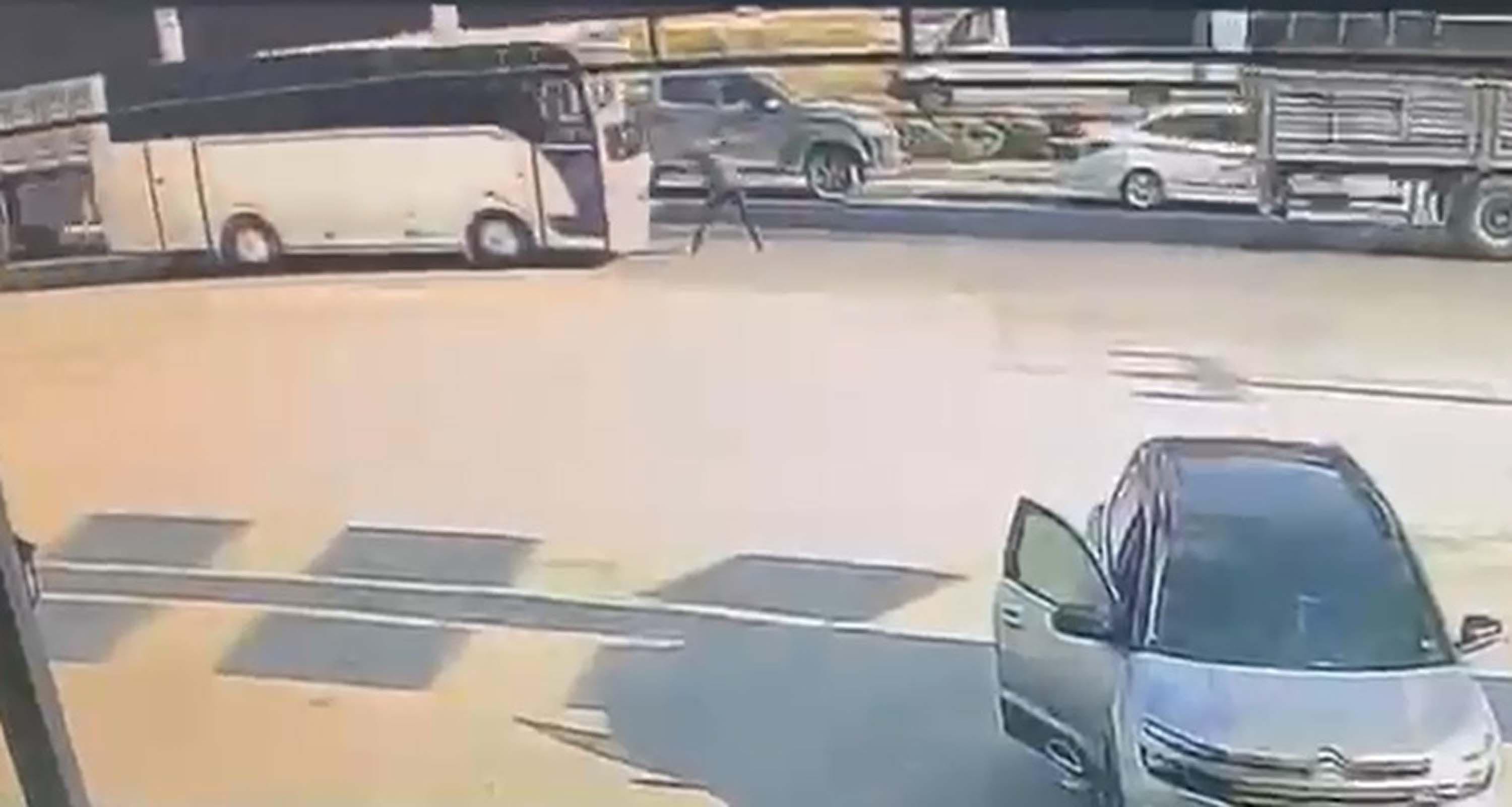 Denizli'nin Pamukkale ilçesinde, emniyet şeridinde midibüs çarpması sonucunda Ahmet Ak (42) hayatını kaybetti.