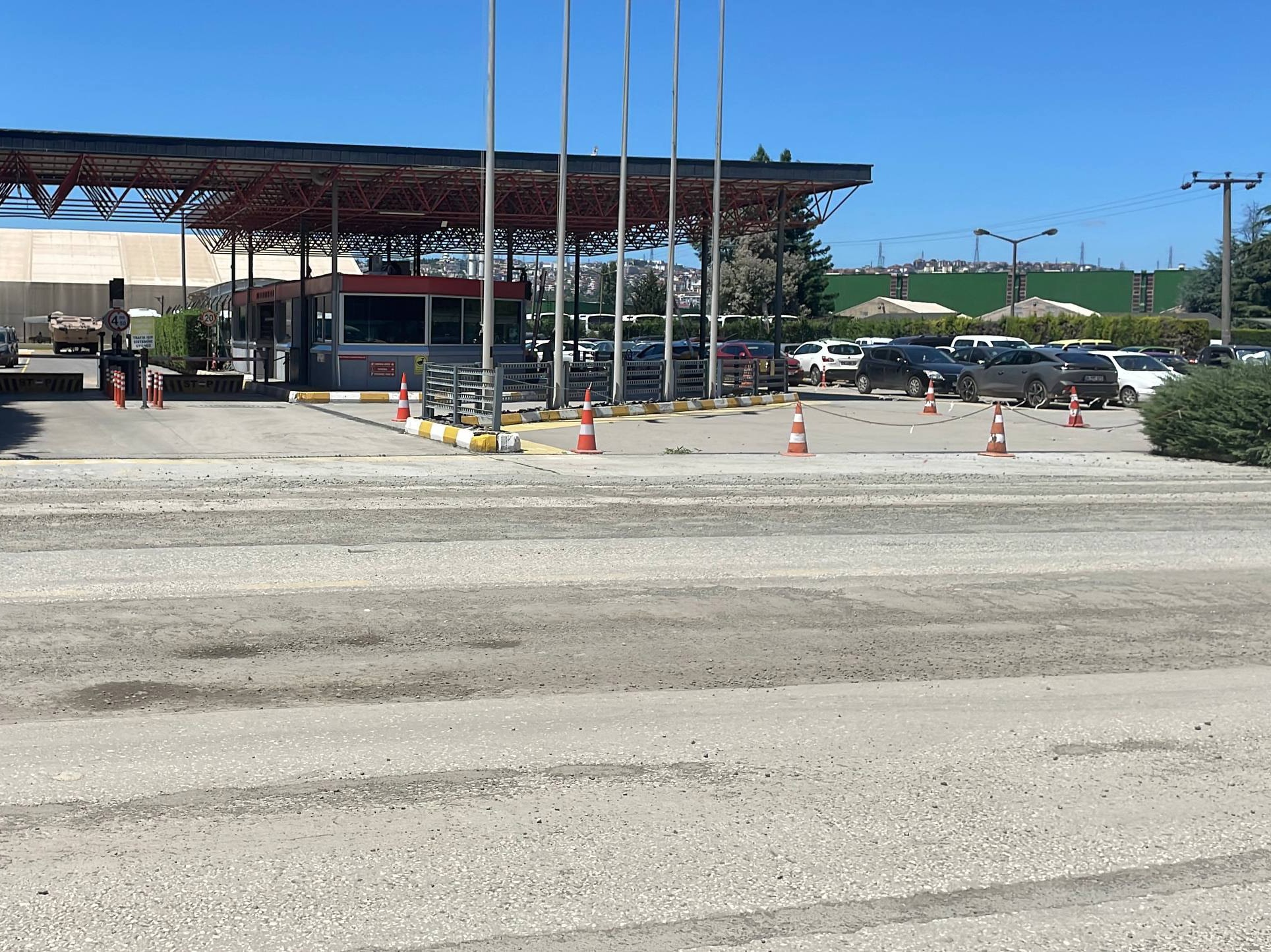 Sakarya Arifiye'deki bir fabrikada yöneticilik yapan Fatih B., arkadaşına şaka olarak 'bombayla rehin tutuluyorum' mesajı gönderdi. Mesajın gerçek olduğuna inanan arkadaşının ihbarı, polis, sağlık ve itfaiye ekiplerini harekete geçirdi.