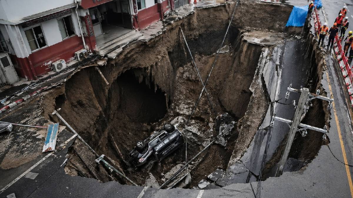 Açılan devasa çukur evleri ve kamyonu yuttu