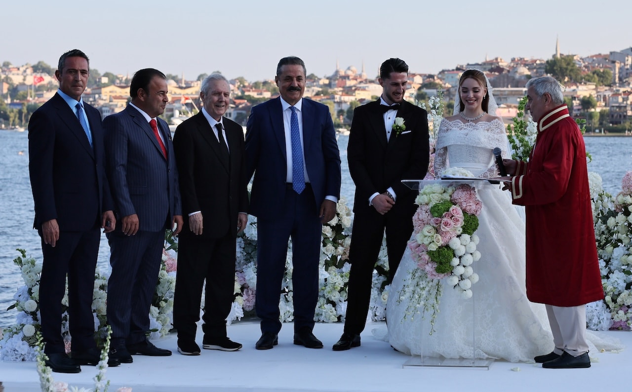 Yıldırım ile Koç düğünde bir araya geldi! Saran detayı dikkat çekti