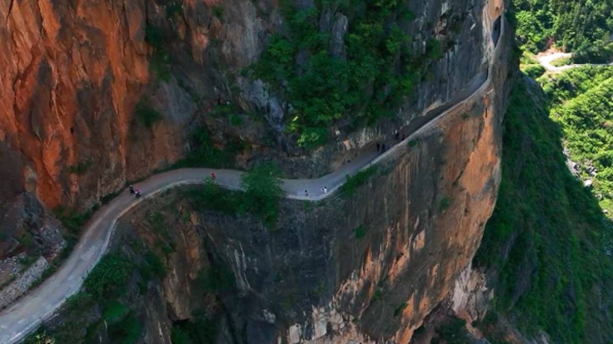 Dağın yamacına elle oyularak yol yapıldı: Gitmek cesaret ister