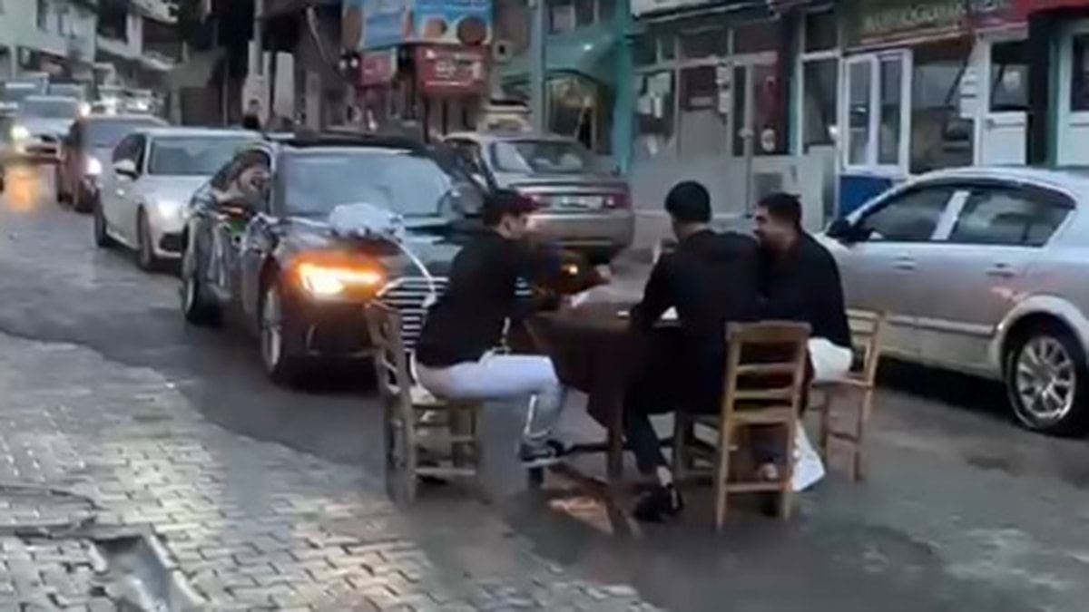 Gelin arabasının önünü kesip, yolun ortasında iskambil oynadılar