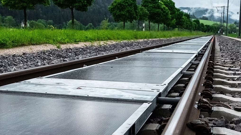 Tren raylarına güneş paneli yerleştirdiler: Tüm dünya yaptırmak için sıraya girdi