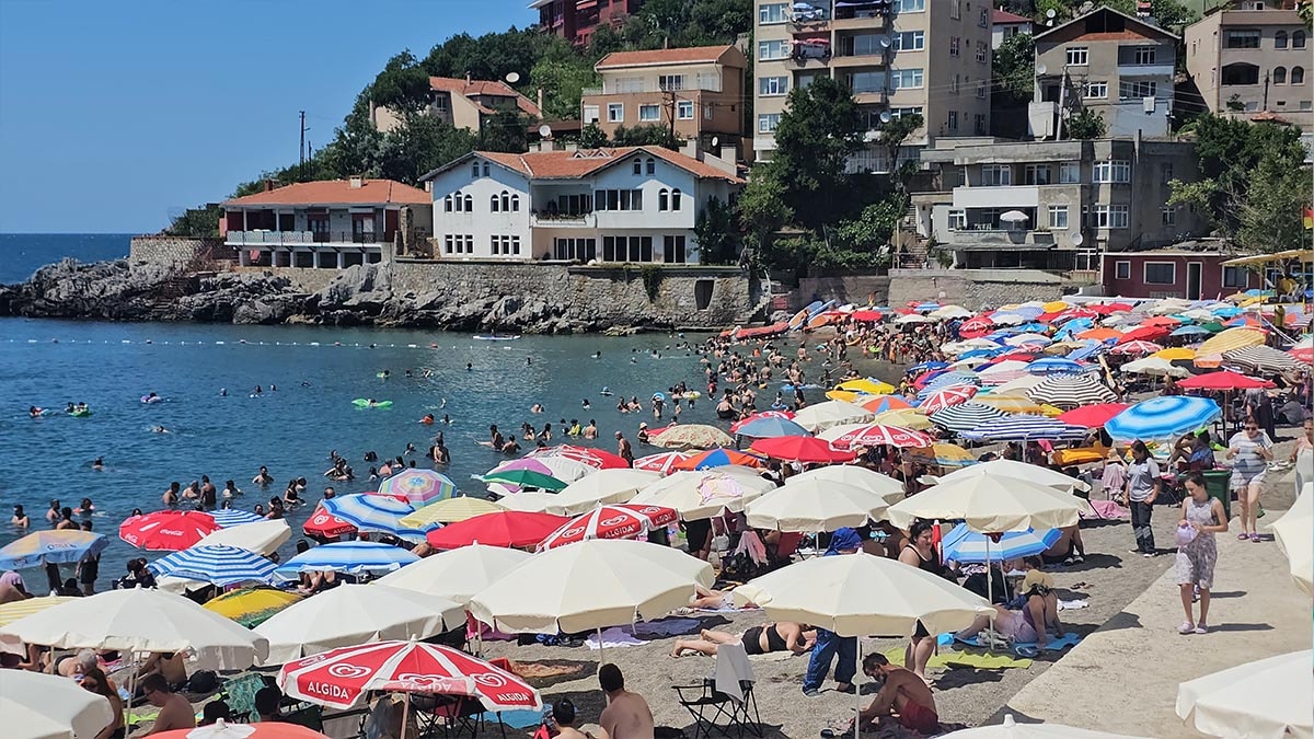 İğne atsan yere düşmüyor! Sahile yüzlerce kişi aktı