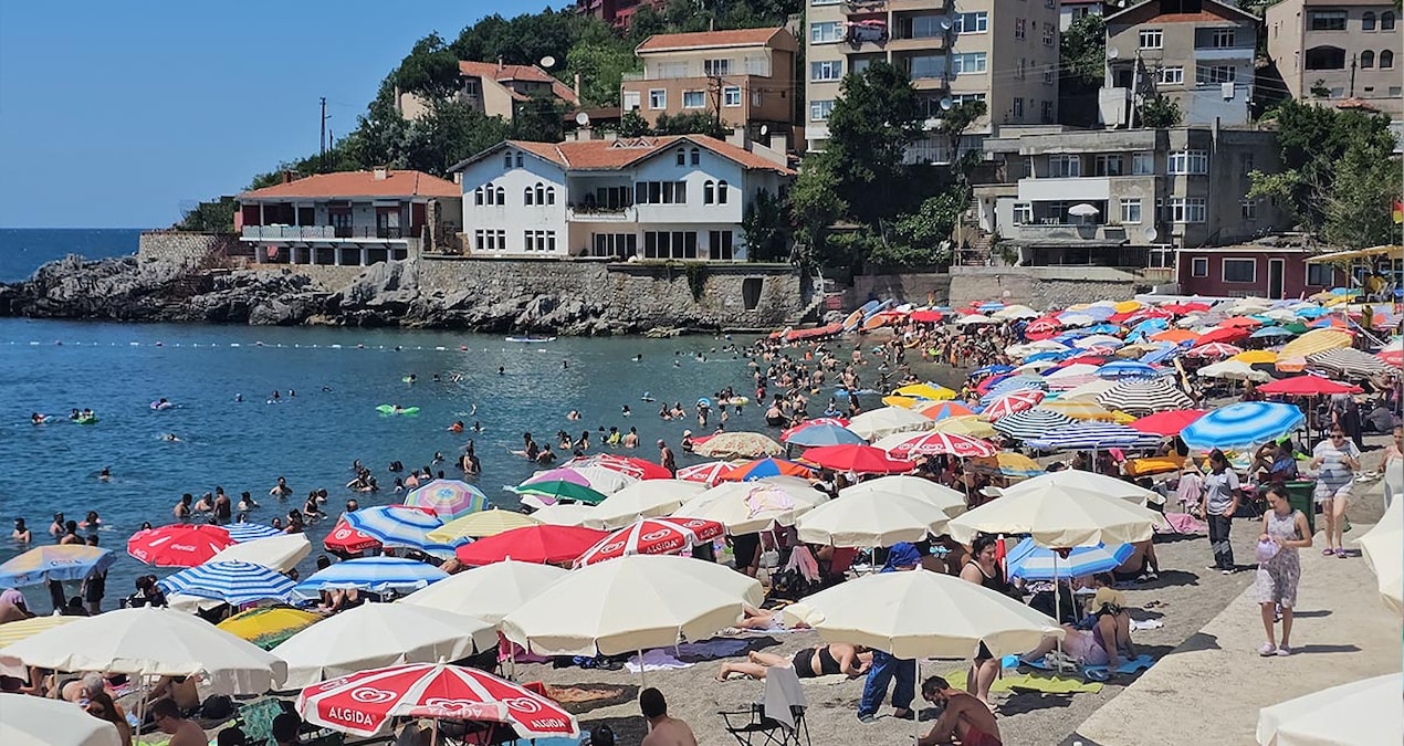 İğne atsan yere düşmüyor! Sahile yüzlerce kişi aktı