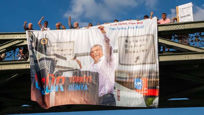 Frankfurtlu CHP'liler köprüde eylem yaptı
