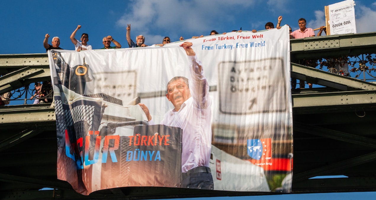 Frankfurtlu CHP'liler köprüde eylem yaptı