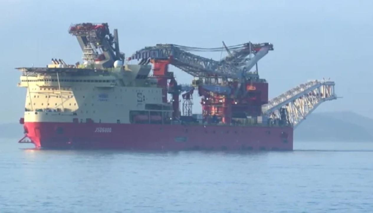215 metrelik dev İstanbul Boğazı'nda: Tüm trafik durduruldu