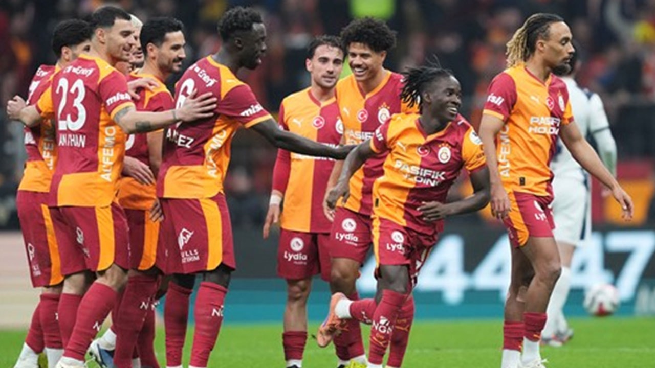 Galatasaray'da 'Patron'un yanına vatandaşı geliyor