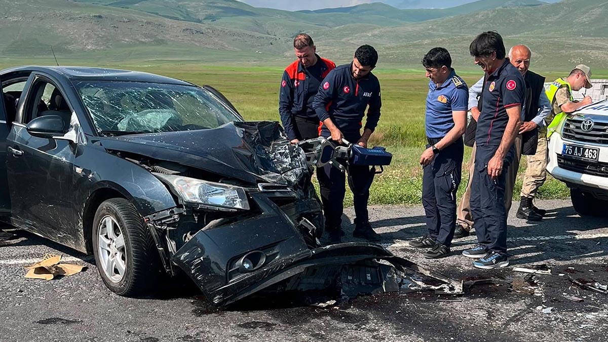 Minibüs ile otomobil çarpıştı, 7 kişi yaralandı