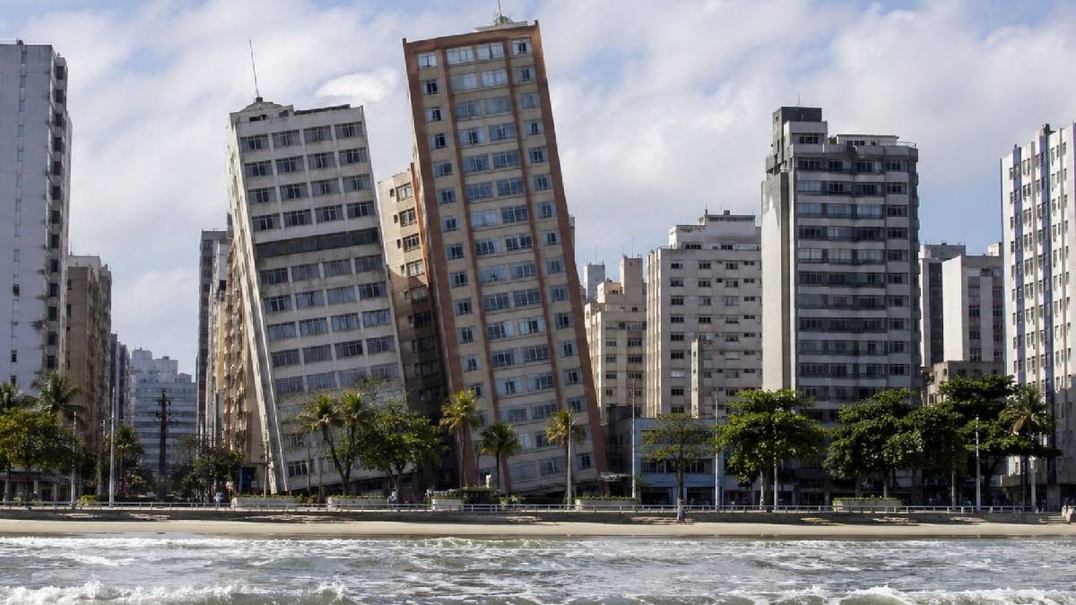 Eğri binalarıyla ünlenen şehrin başı dertte: Deniz tarafından yutuluyor