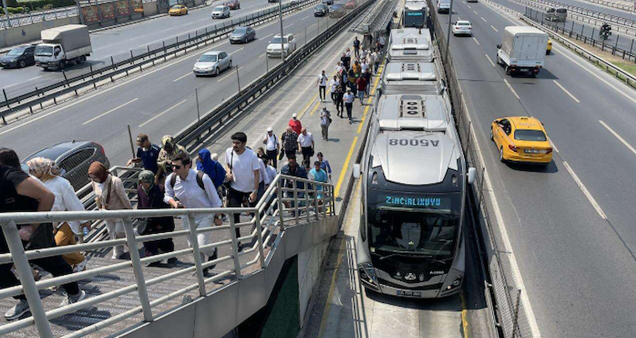15 Temmuz metrobüsler çalışıyor mu, hangi duraklar kapalı? 15 Temmuz kapalı olan metrobüs durakları