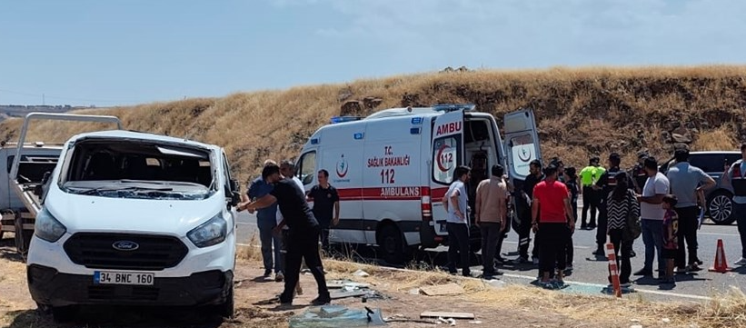 Öğrenci servisi ile otomobil çarpıştı: 19 kişi yaralandı