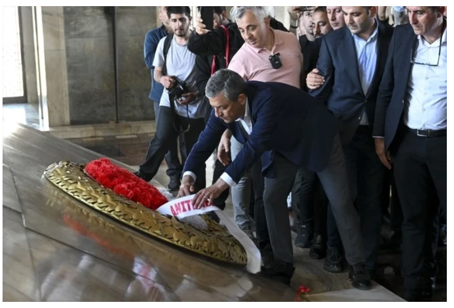 Anıtkabir'deki çelenk krizi soruları yanıtsız kaldı
