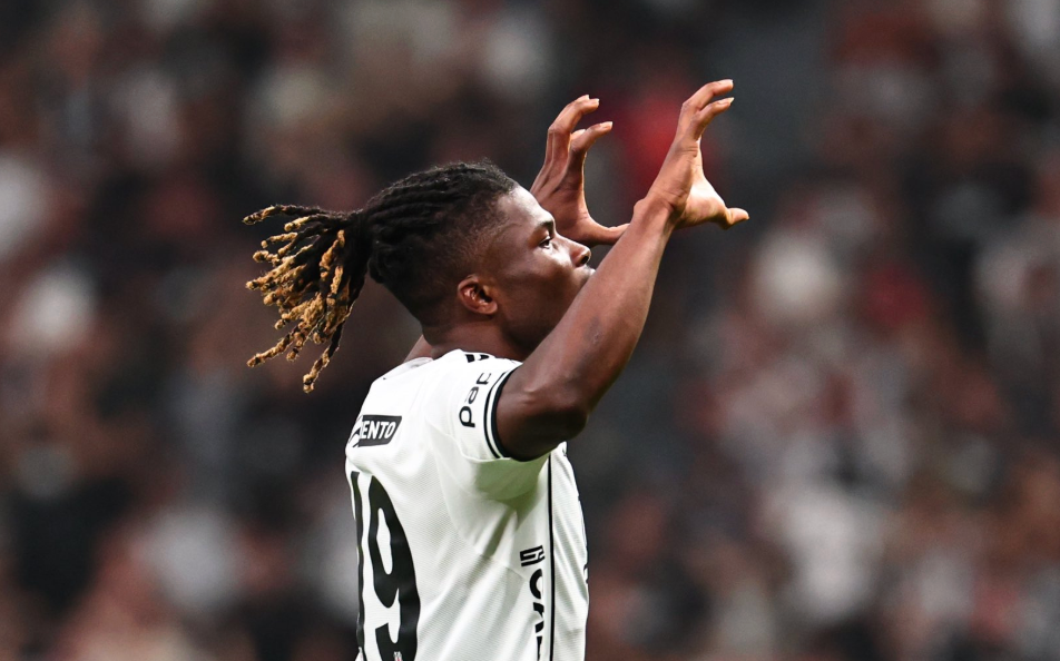 Beşiktaş'ın eski futbolcusu siyah beyazlı taraftarla atıştı! Adımı söylemeyi bırakın aptallar