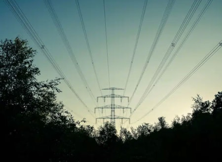 Spot piyasada elektrik fiyatlarıSpot piyasada bir megavatsaat elektriğin fiyatı yarın için en yüksek 4 bin 249 lira 53 kuruş, en düşük 1000 lira olarak belirlendi.